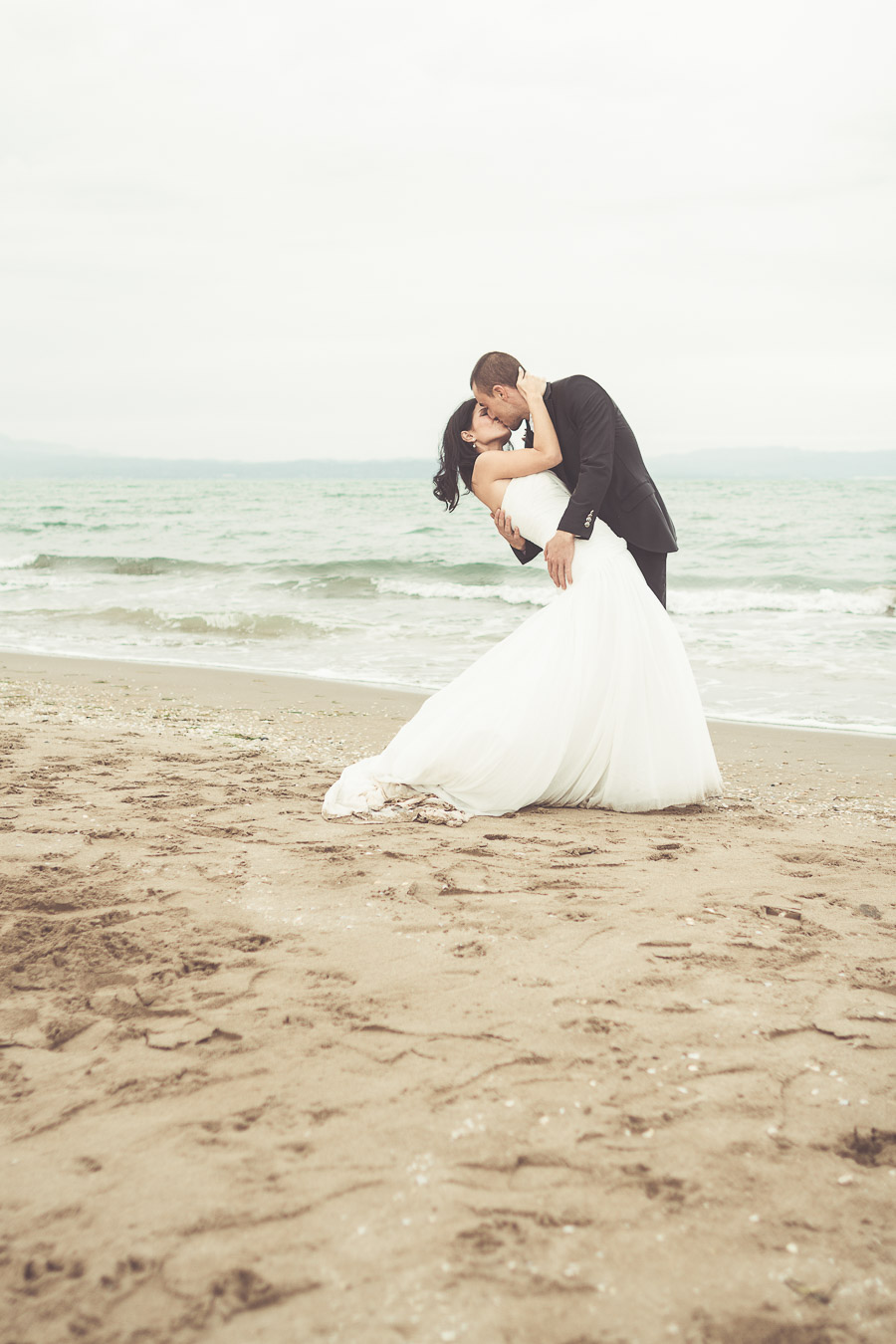 Reportaje de postboda en la playa del Delta del Ebro con Bea y Chema por un fotógrafo de bodas en Zaragoza